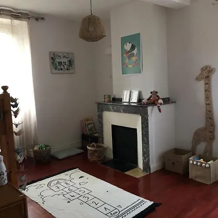 Spacious Family With River Access Izaourt